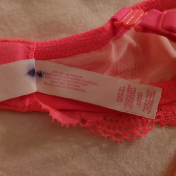 Flaws! NWOT Body by Victoria's Secret Unlined Underwire 32DD Bra + M Cheeky Set - Picture 12 of 12